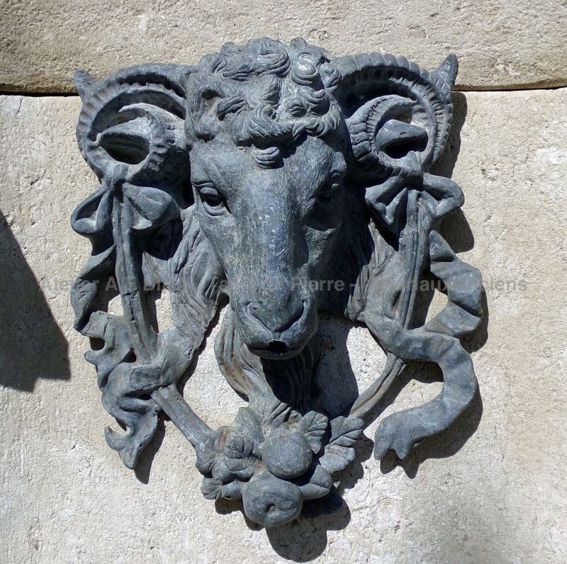 Ancienne tête de bélier en plomb sur notre fontaine murale décorative en pierre - Atelier Alain BIDAL (Provence)