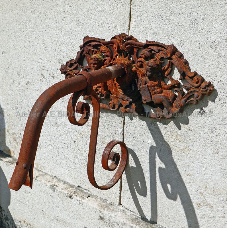 Détail de la superbe palmette en fonte sur notre fontaine murale appareillée de pierres anciennes  à vendre en Provence.