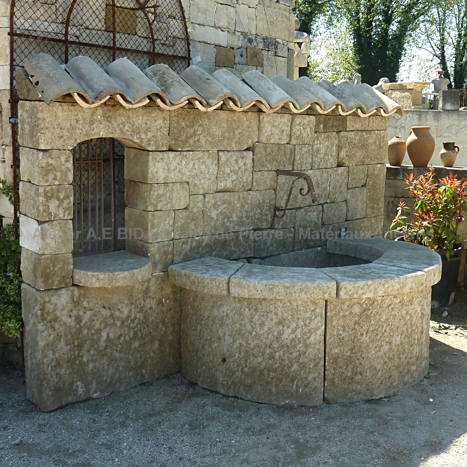 Auguste fontaine murale en pierre ancienne en vente en Provence chez Alain BIDAL.