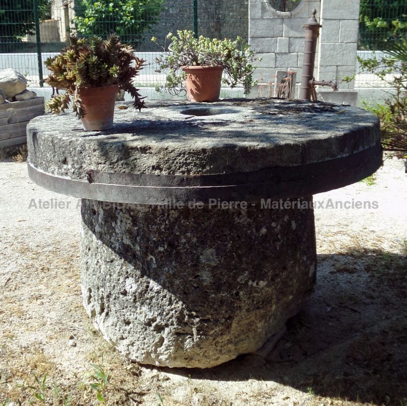 Mobilier de jardin ancien en pierre ancienne : table pour extérieur par l'Atelier Alain BIDAL (Provence)