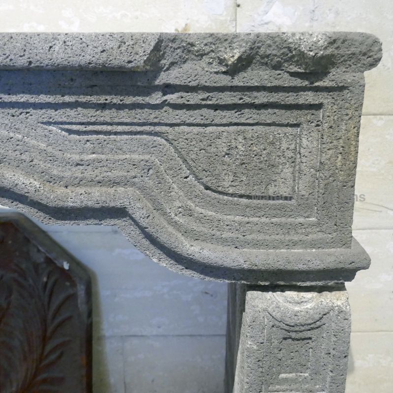 Élégante cheminée XIXème en pierre grise de Volvic à vendre chez Atelier Alain BIDAL, Provence