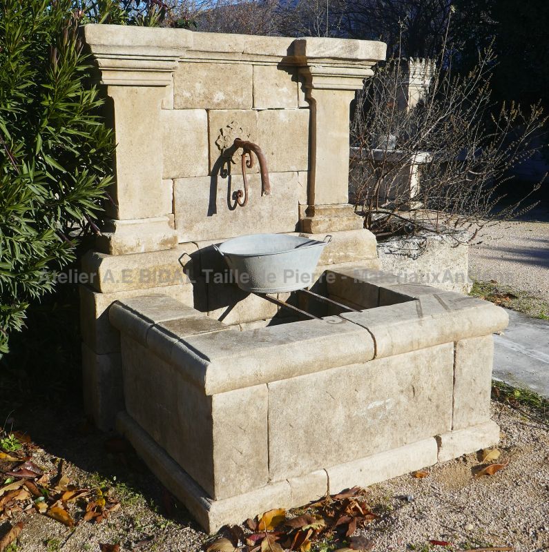 Large choix de fontaines en pierre pour aménager votre jardin chez l'Atelier Alain BIDAL en Provence
