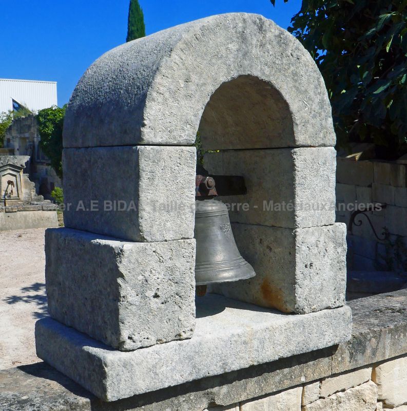 Cloche ancienne vendue avec son clocheton en pierre : Les matériaux anciens en Provence Alain BIDAL