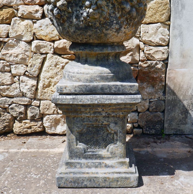 Paire de vases en pierre patinée de la fin du XXe siècle - Alain BIDAL Matériaux Anciens en Provence