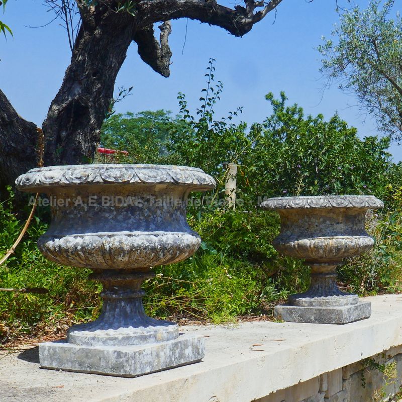 Paire de vases Médicis en pierre composite, fin du XXe siècle - Atelier Alain BIDAL (Provence)