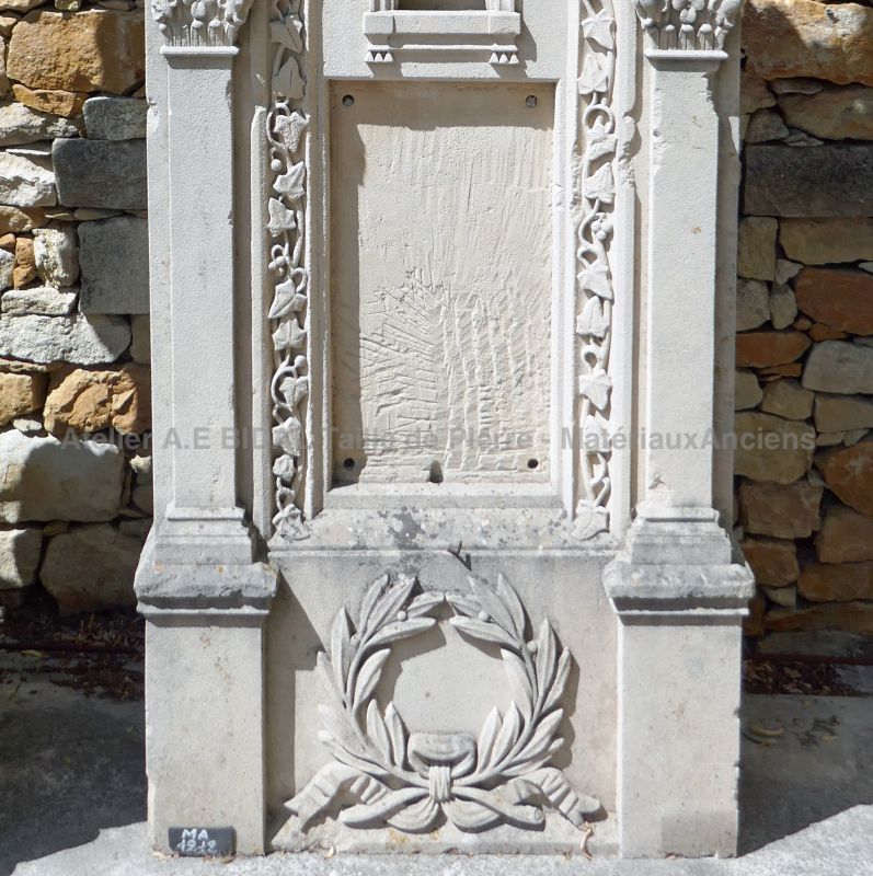 Magnifique stèle ancienne en pierre de Savonnière : Alain BIDAL Matériaux Anciens en Provence.