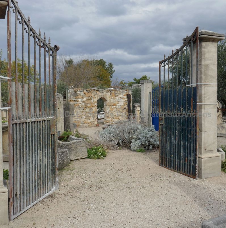 Portail ancien à deux battants en fer forgé - beau portail ancien en fer forgé coloré en bleu.
