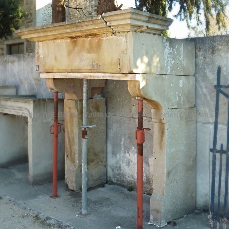 Rustic fireplace - a stone fireplace with a nice height for decoration of an old house, ideal for the countryside.