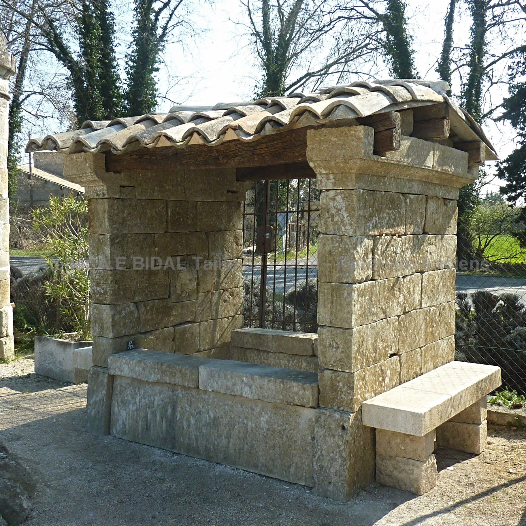 Grande fontaine en pierre ancienne | Fontaine ancienne de Provence de style ancien lavoir en pierre.