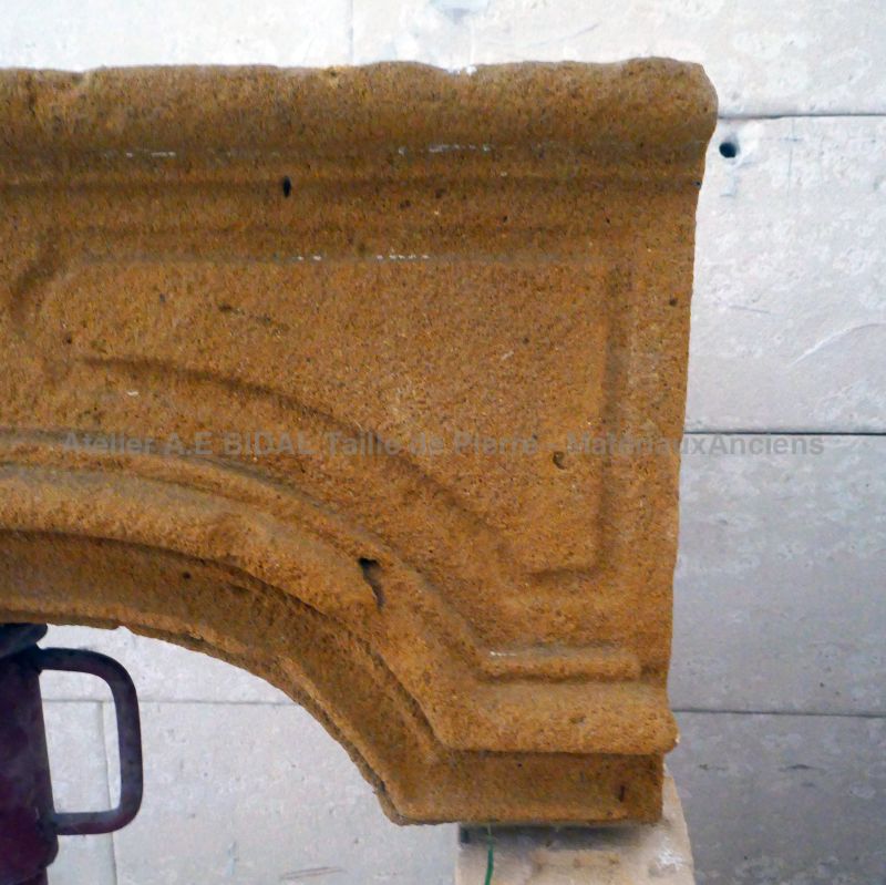 Detailed picture of the moldings on the lintel of our antique fireplace ins tone : Atelier Alain BIDAL, Provence