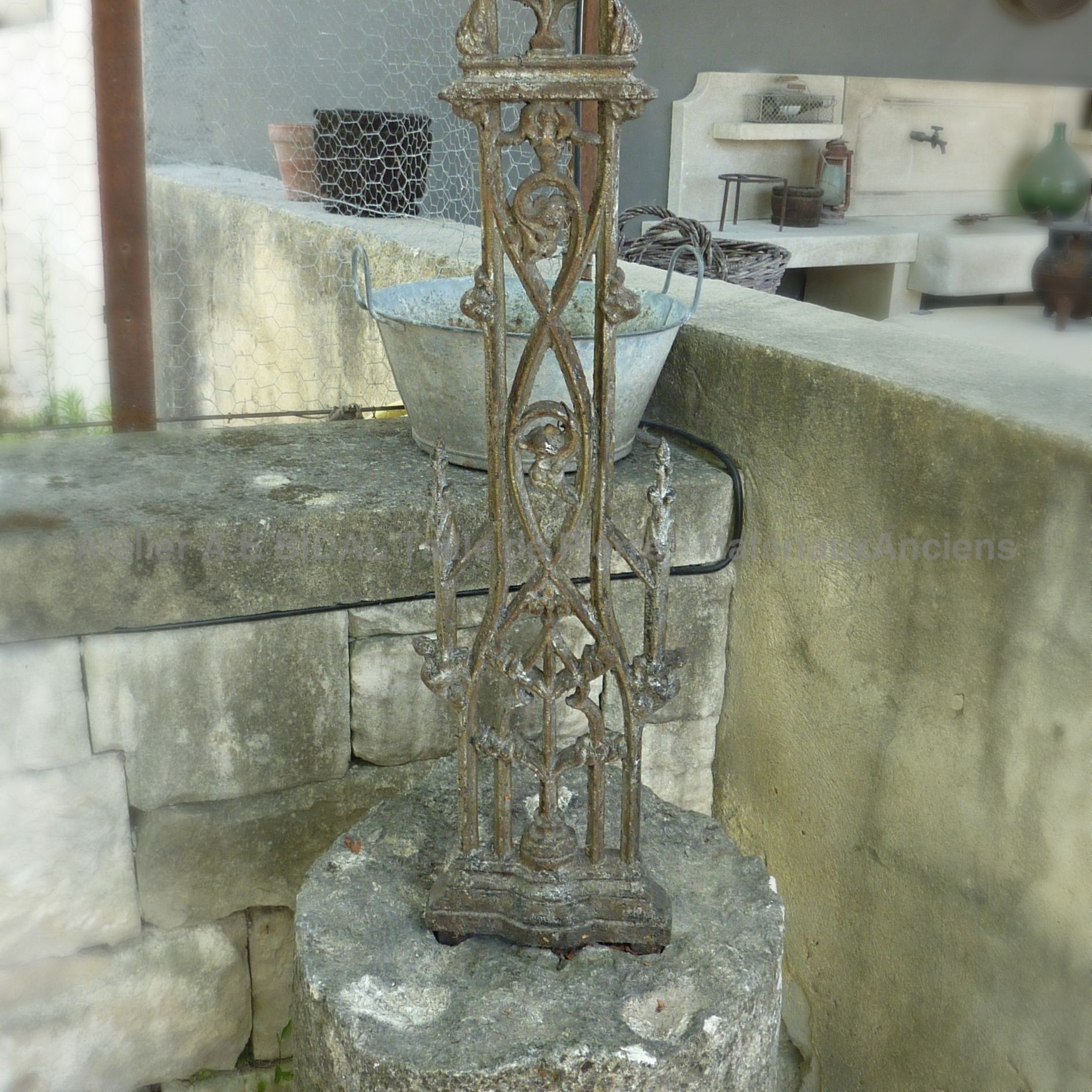 Croix en fer forgé dont vous pouvez admirer la finesse - croix ancienne avec Christ.