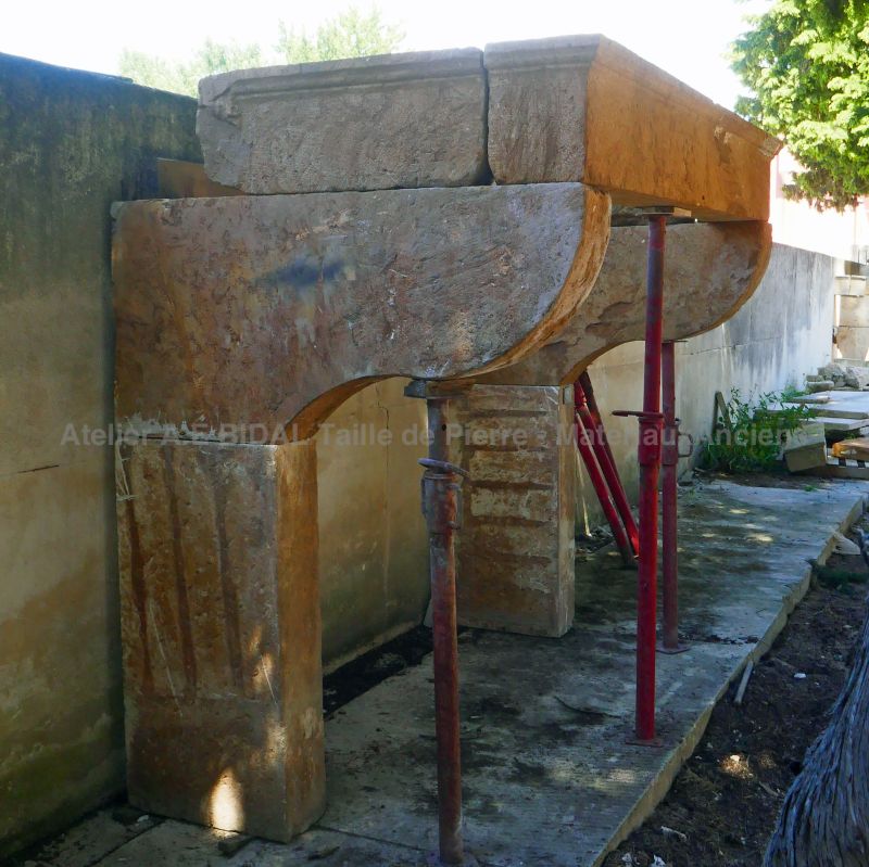 Ancienne cheminée rustique en pierre jaune - Atelier Alain BIDAL (Provence)