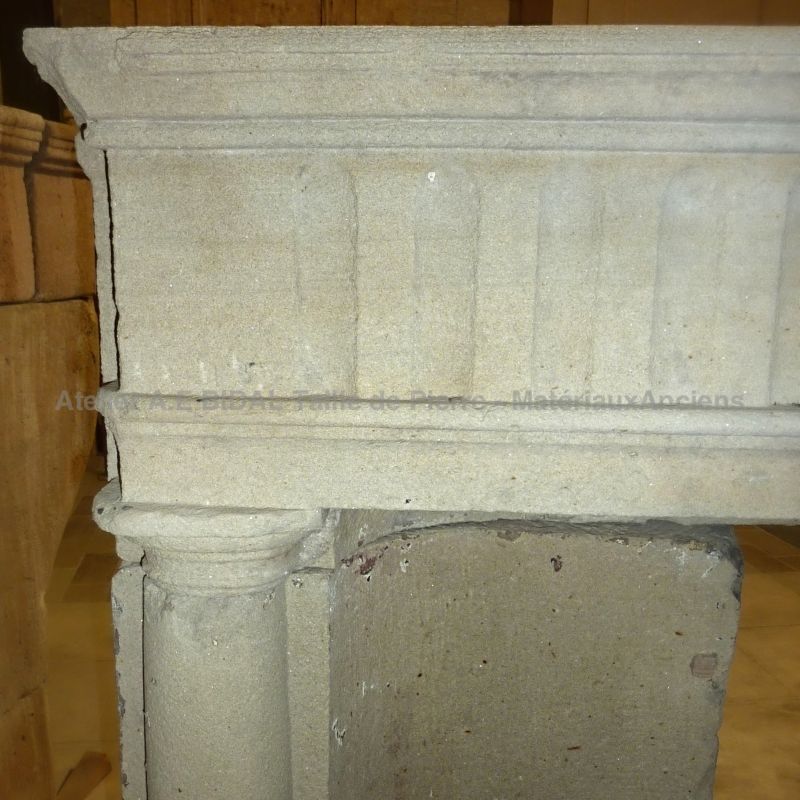 Détail des sculptures sur notre cheminée Empire en pierre ancienne | Alain BIDAL Matériaux Anciens