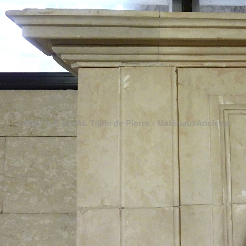 Cheminée à trumeau en pierre naturelle de couleur claire - cheminée Louis 16.