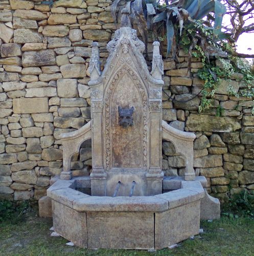 Fontaine murale gothique en pierre avec gargouille en fonte - Atelier Alain BIDAL (Provence)