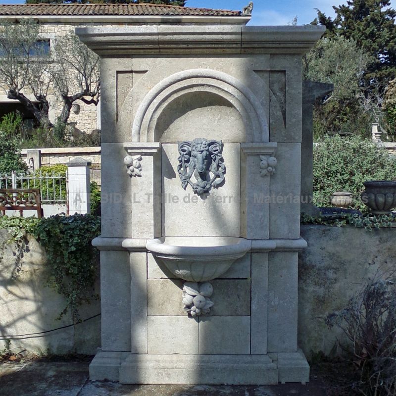 Fontaine murale de prestige : Élégance classique et caractère - Atelier Alain BIDAL (Provence)