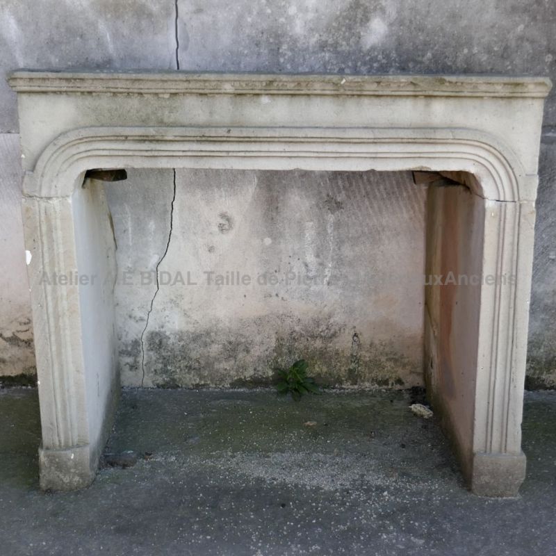 French 17th century stone fireplace - Antique mantle carved in Savonnière stone.