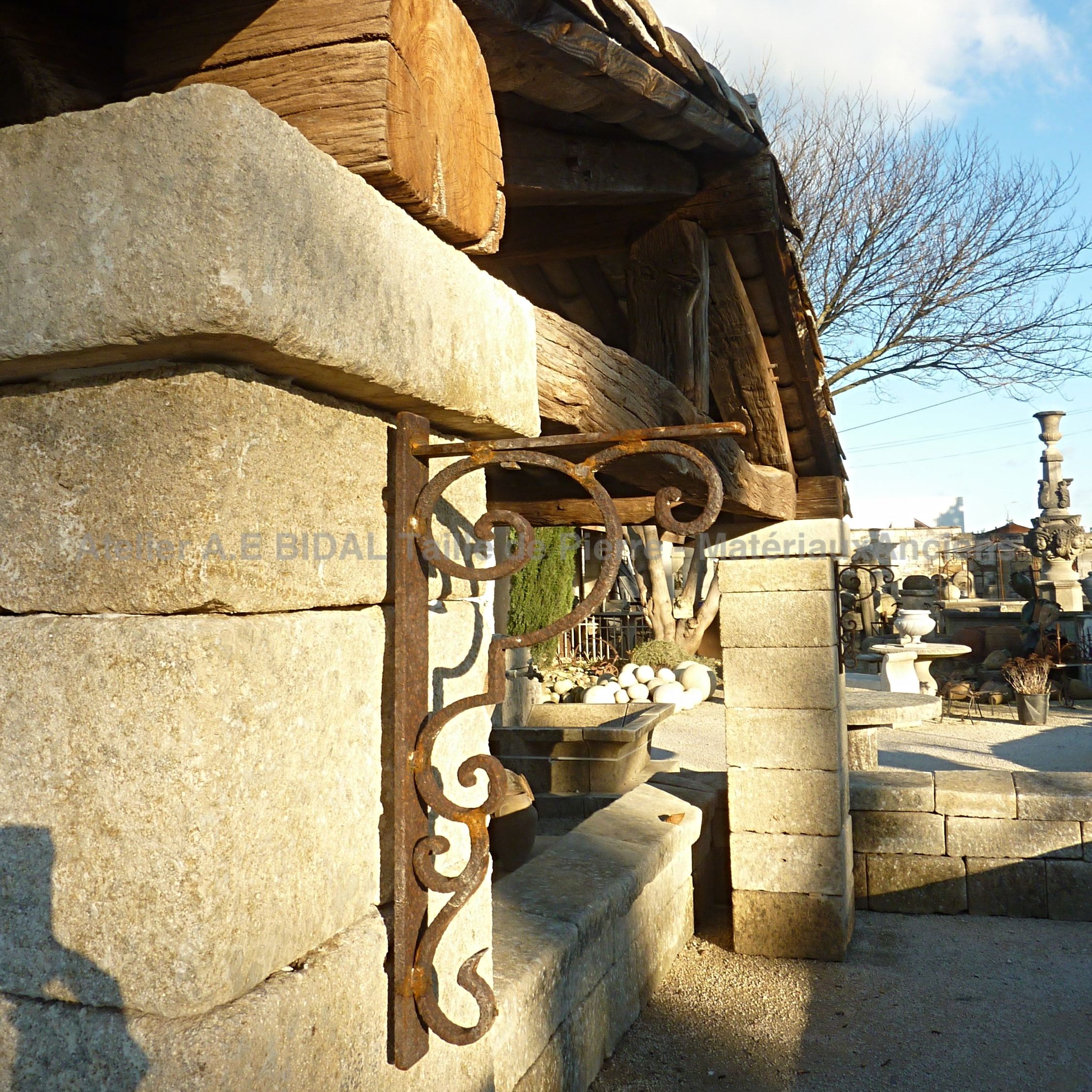 Superbe auvent ancien alliant pierre naturelle, bois massif et tuiles provençales ** VENDU