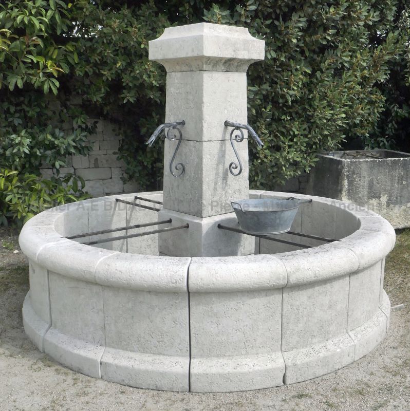 Fontaine centrale ronde en pierre naturelle vieillie : Atelier Alain BIDAL (Provence)