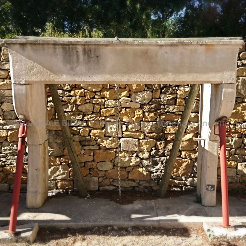 Grande cheminée ancienne - cheminée rustique 17ème en pierre de couleur claire.