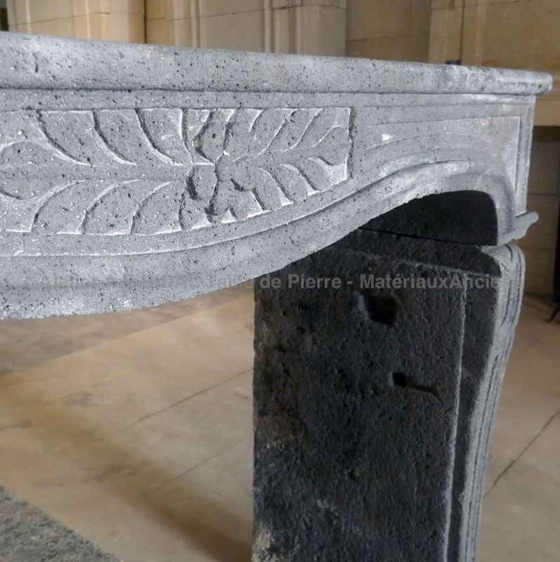 Large cheminée en pierre grise de Volvic - Cheminée XIXème à vendre chez Atelier Alain BIDAL, Provence