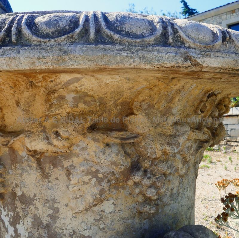 Jolis vases Médicis anciens - paire de vases pour jardin en pierre patinée - Atelier Alain BIDAL (Provence)