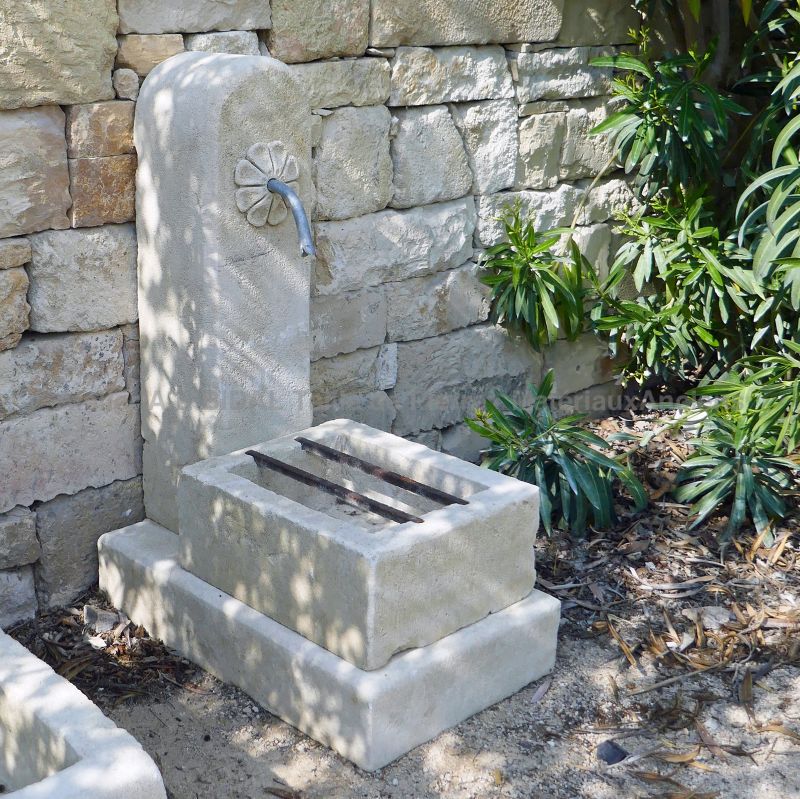 Fontaine ancienne en pierre de Provence idéale pour aménager un petit espace