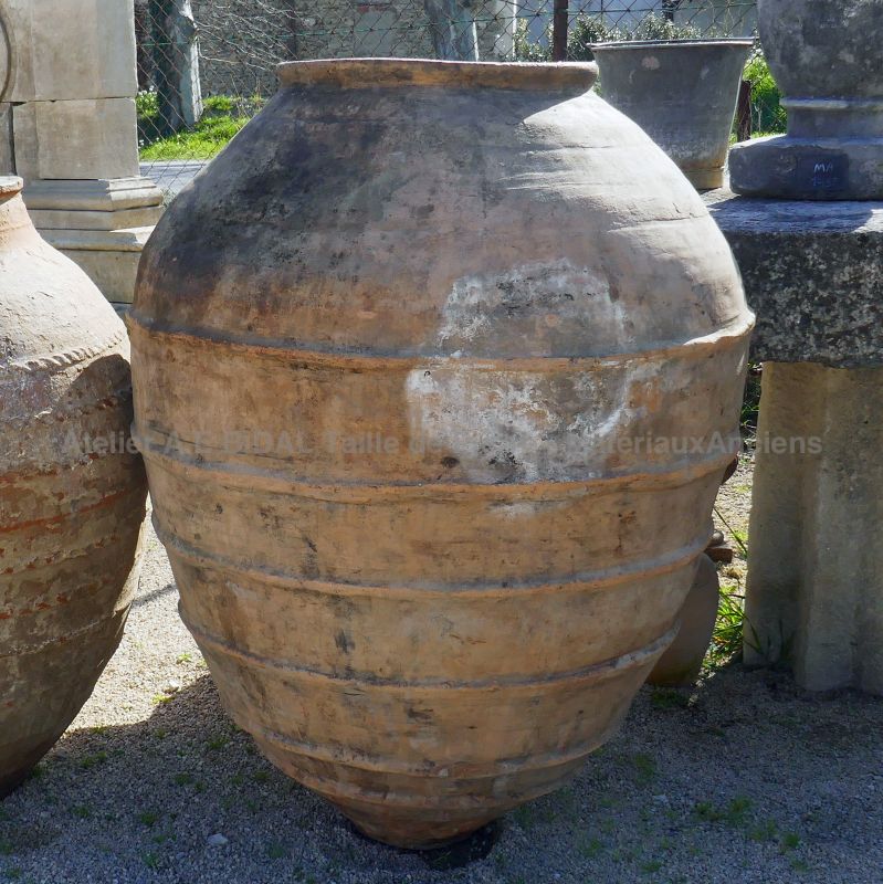 Ancienne jarre en terre cuite de grande taille par Les Matériaux Anciens en Provence Alain BIDAL