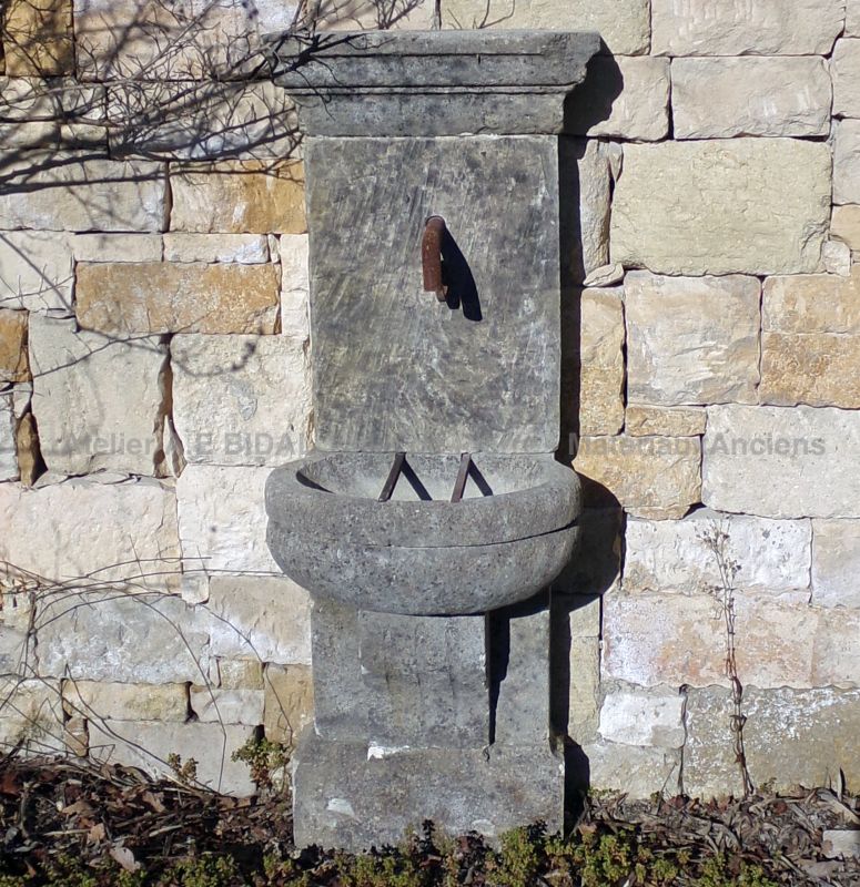 Une fontaine en pierres patinées qui évoque le charme des bastides provençales - Atelier Alain BIDAL