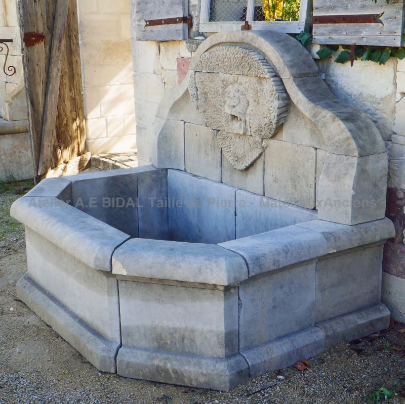 Wall fountain in natural stone by the stonemason in Provence Alain BIDAL