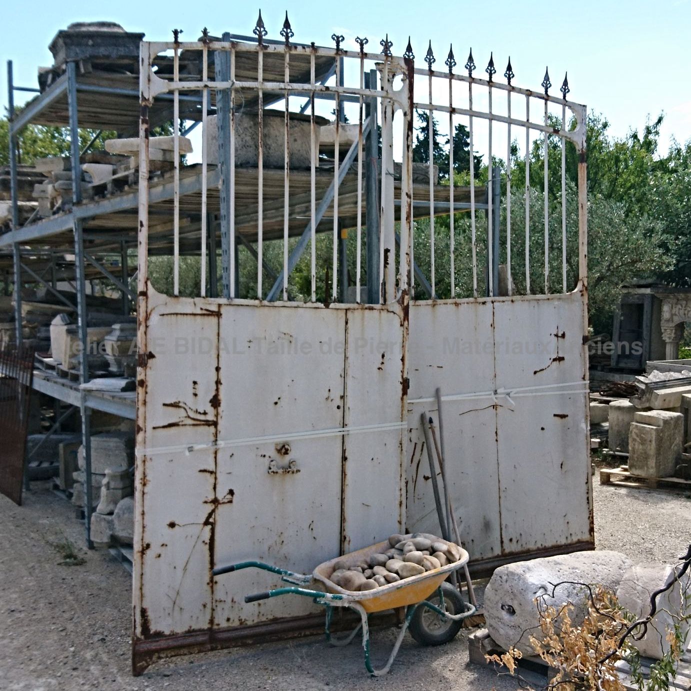 Portail ancien : un portail ancien en fer forgé avec portillon ancien pour un accès facile lorsque vous entrez dans votre propriété à pieds ou en bicyclette.
