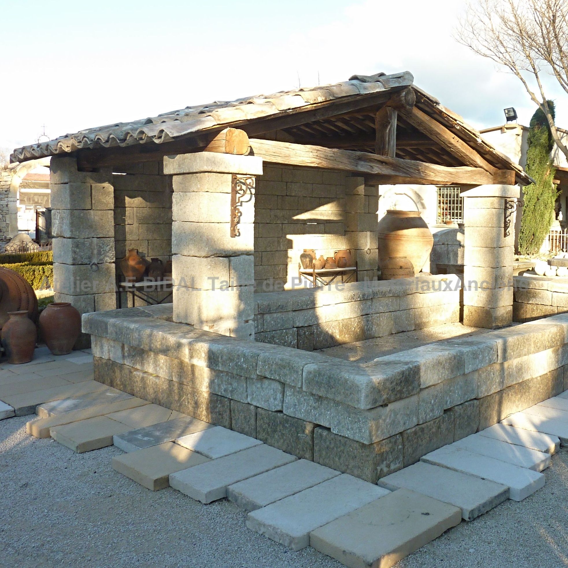 Superbe auvent ancien alliant pierre naturelle, bois massif et tuiles provençales ** VENDU