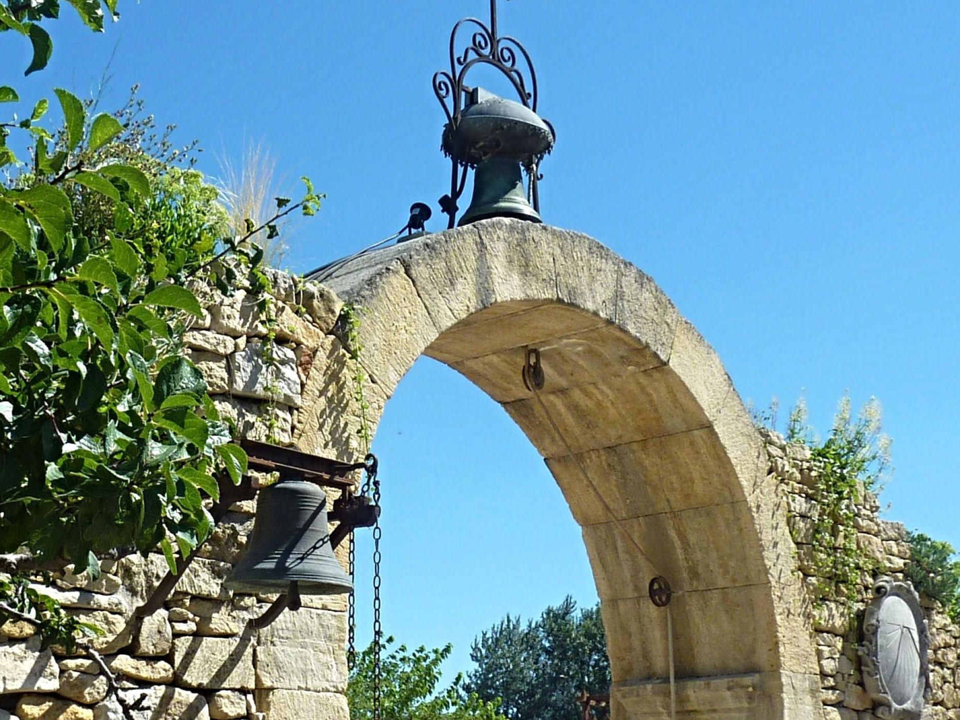 Alain Bidal sauvegarde le patrimoine et les campaniles anciens de Provence.