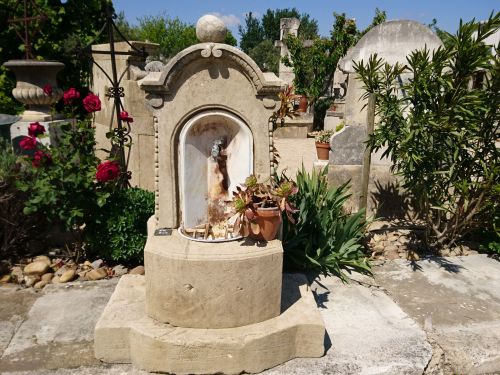 Le printemps et la pierre naturelle : à venir décrouvrir chez Alain Bidal en Provence.