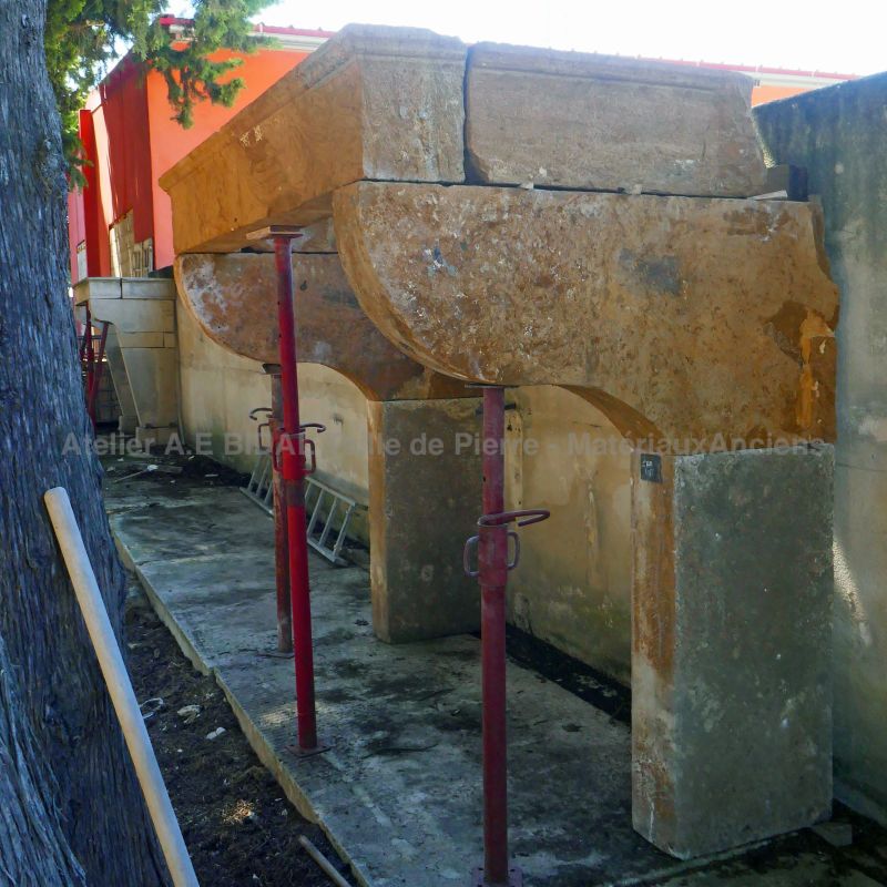 Grande cheminée ancienne en pierre naturelle française - Les Matériaux anciens Alain Bidal en Provence