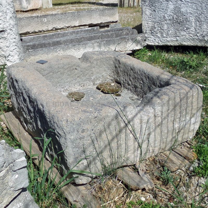 Antique Provençal wine press in patinated stone : an original monolithic trough - Atelier Alain BIDAL (Provence)