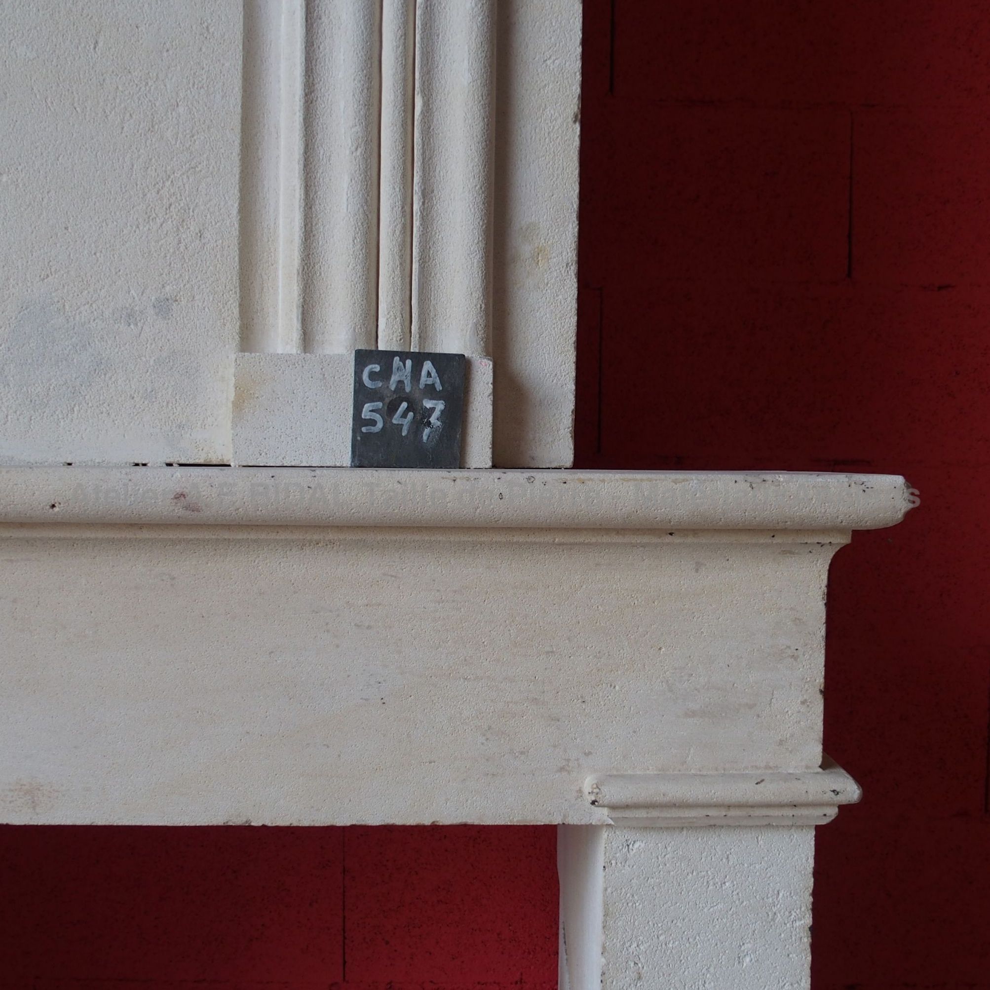 Cheminée ancienne en pierre - Elégante cheminée à trumeau 19ème siècle.