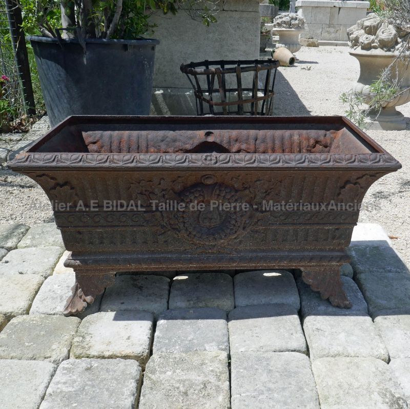 Ancienne jardinière en fonte sur pied