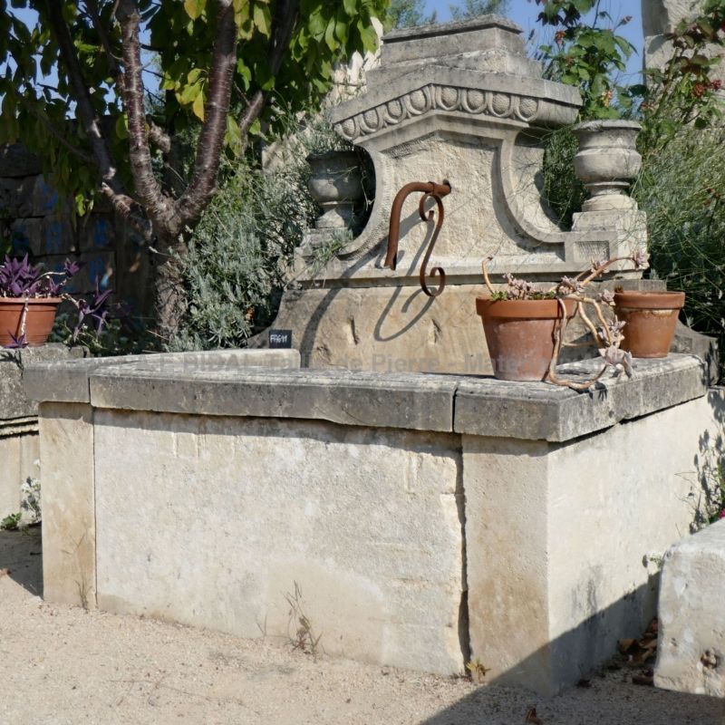 Grande fontaine de jardin avec bac conçue en pierre de Bourgogne (matériaux anciens).
