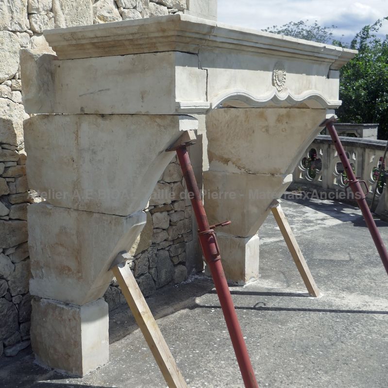 Louis XIII fireplace in French limestone - Alain BIDAL, Antique Materials in Provence