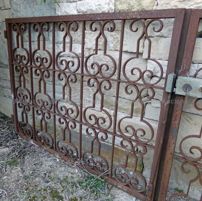 Portail à deux vantaux en fer forgé ancien pour jardin - Atelier Alain BIDAL (Provence)