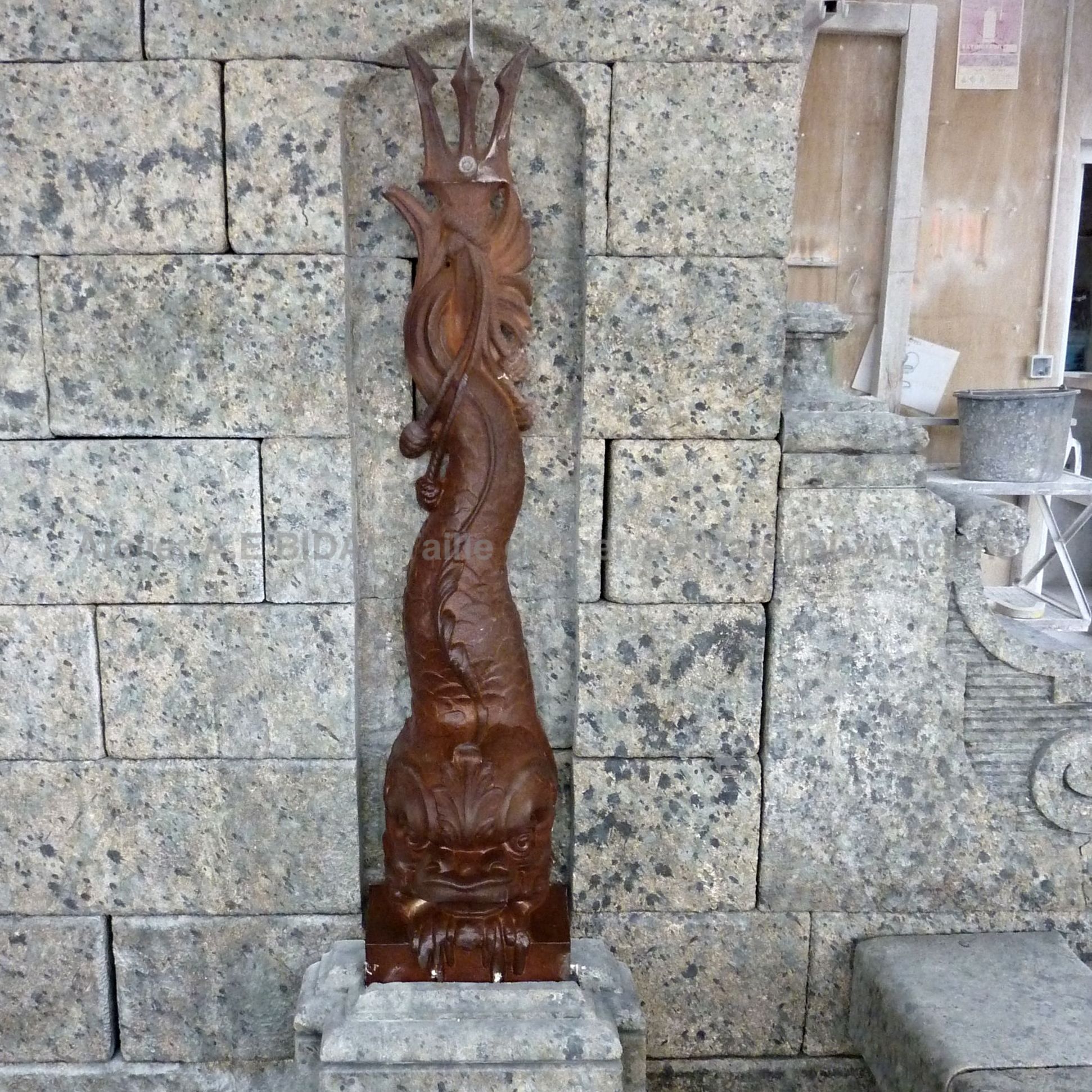 Elément en fonte sur notre grande fontaine artisanale en pierre d'Ouville.