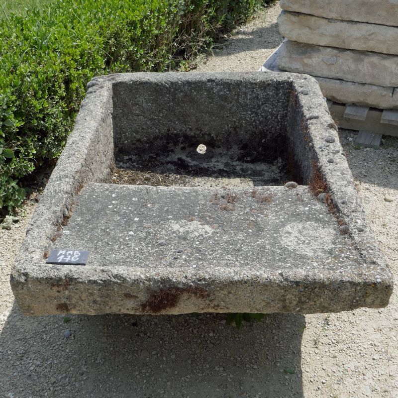 Ancien lavoir en pierre patinée en vente chez les Matériaux ancien en Provence Alain BIDAL.