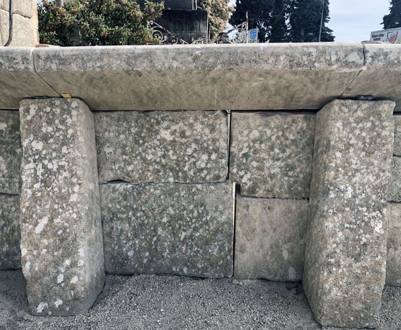 Lavoir en pierres anciennes par Alain Bidal matériaux anciens en Provence