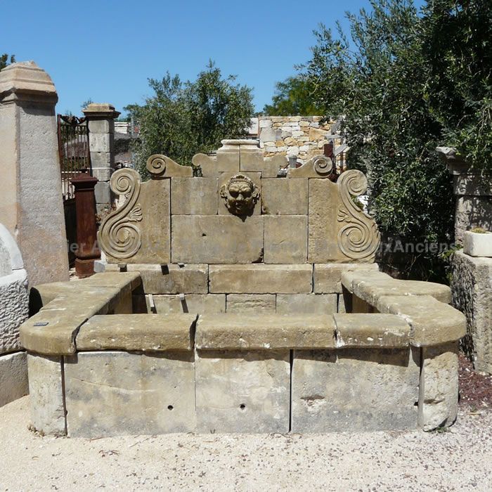 Grande fontaine murale avec mascaron ancien