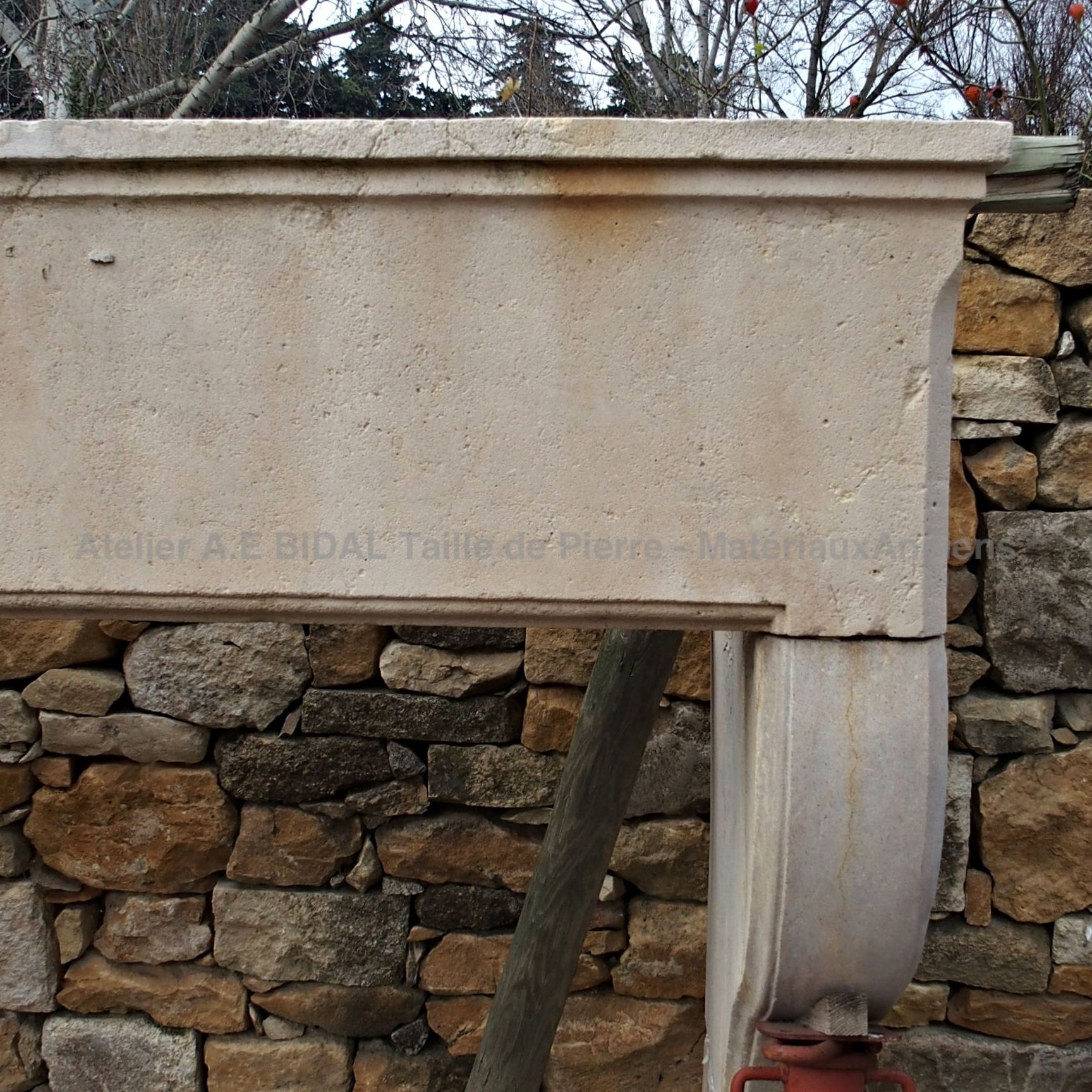 Grande cheminée ancienne en pierre - cheminée ancienne de style régionale.