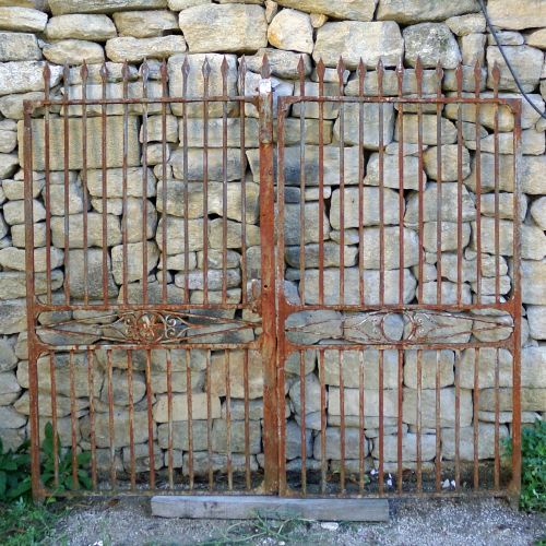 Portail ancien en fer forgé plein : élégant portail ancien à vendre chez Atelier Alain BIDAL (Provence)