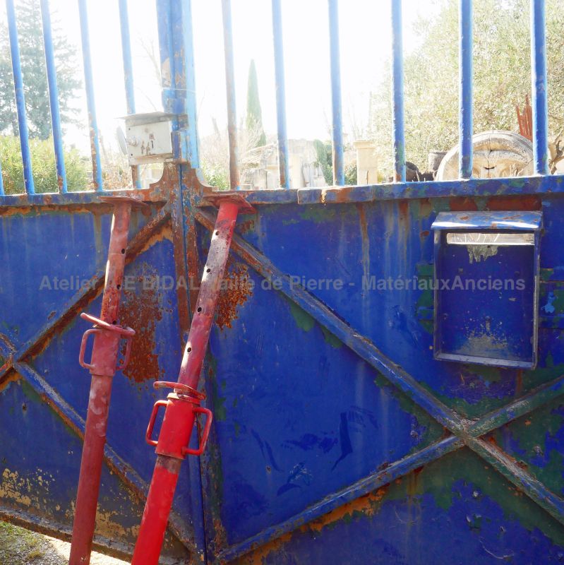 Tall semi-openworked wrought iron gate for sale at The Antique Materials in Provence Alain BIDAL