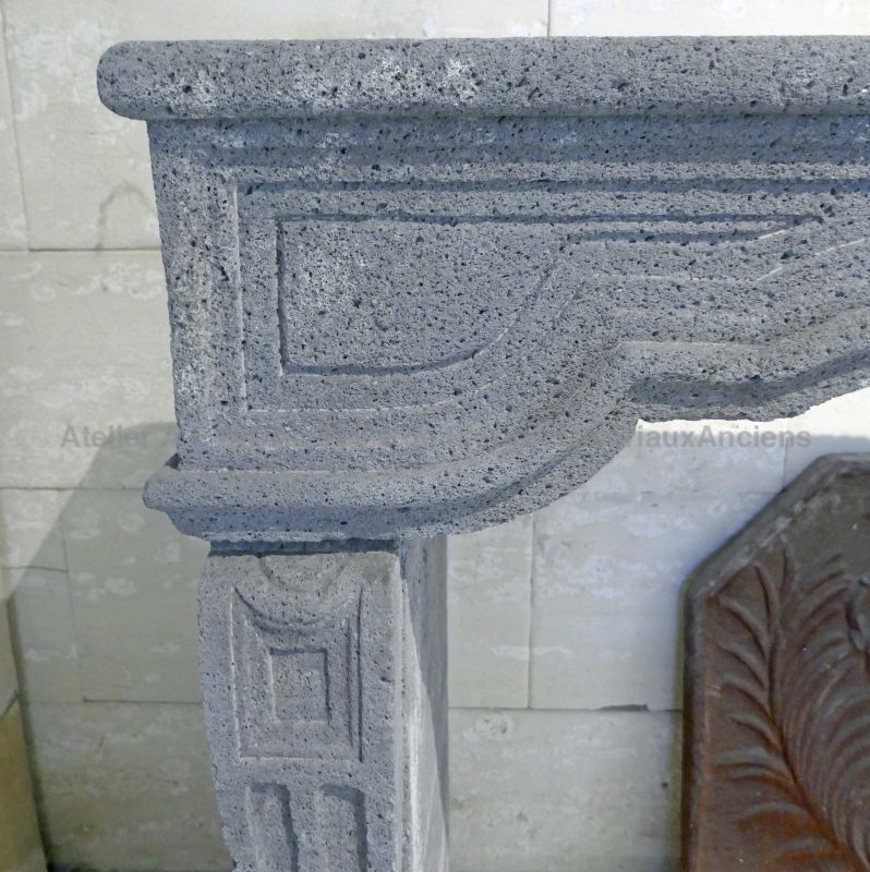 Large cheminée ancienne en pierre grise de Volvic - Atelier Alain BIDAL, Provence