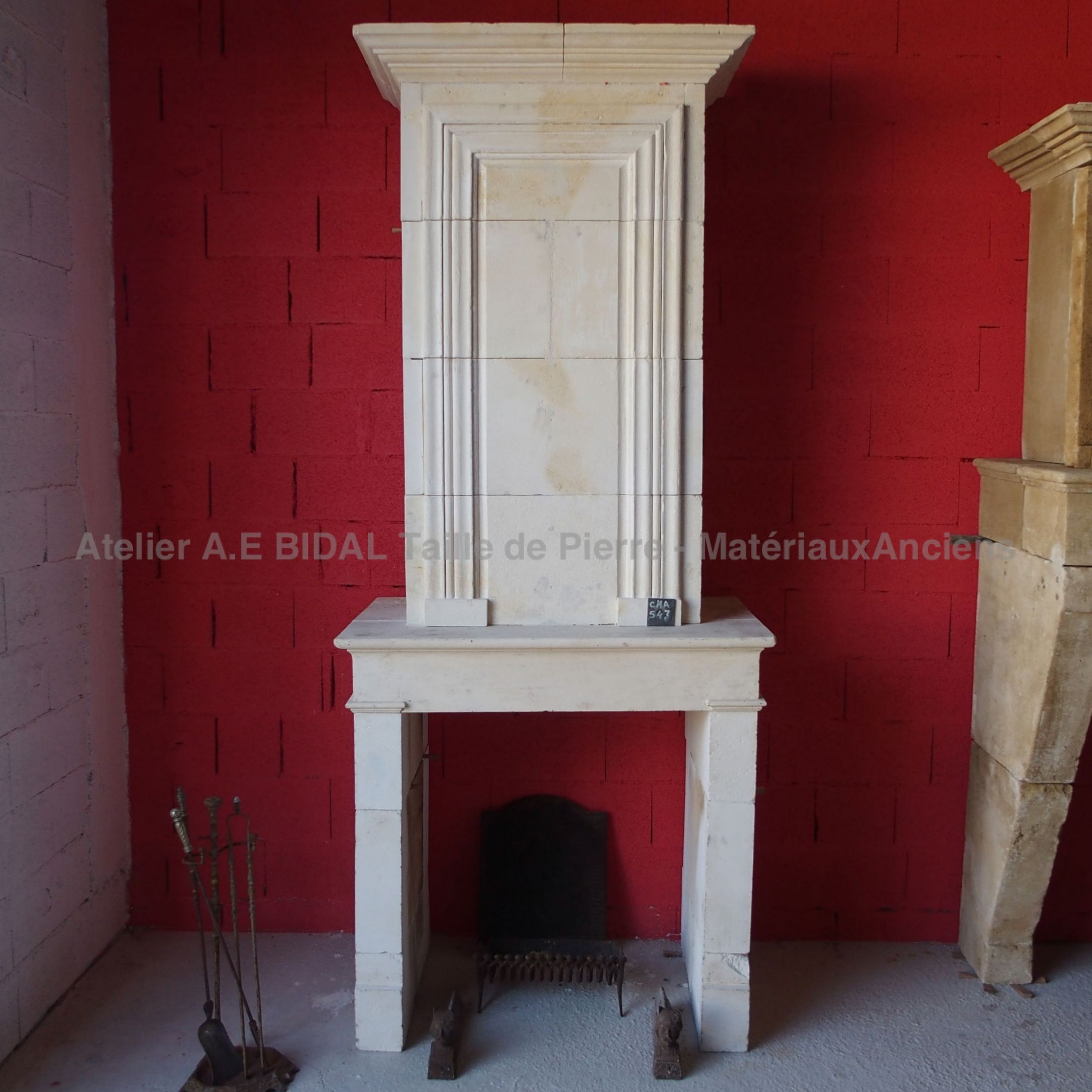 Cheminée ancienne en pierre blanche au colori irréprochable - cheminée ancienne d'époque 19ème.